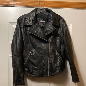 Maxima Women's Sleek Black‎ Leather Jacket M